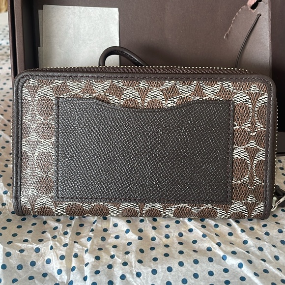 Beautiful Coach wallet new with tags - Picture 5 of 10